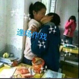 青岛学生亲吻视频,学生深情亲吻引网友热议